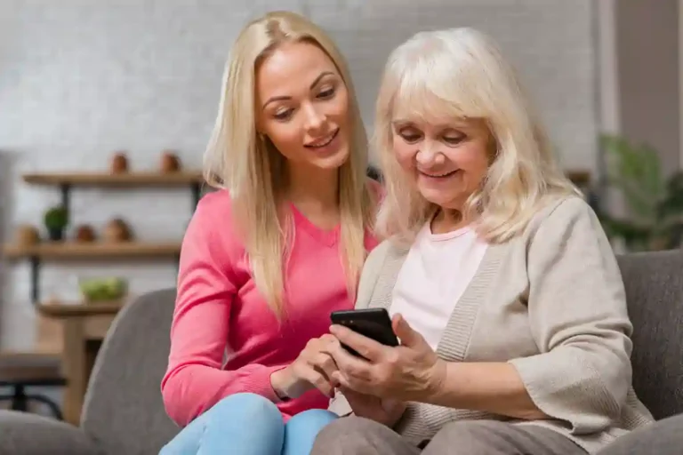 daughter-teaching-her-mother-use-smartphone